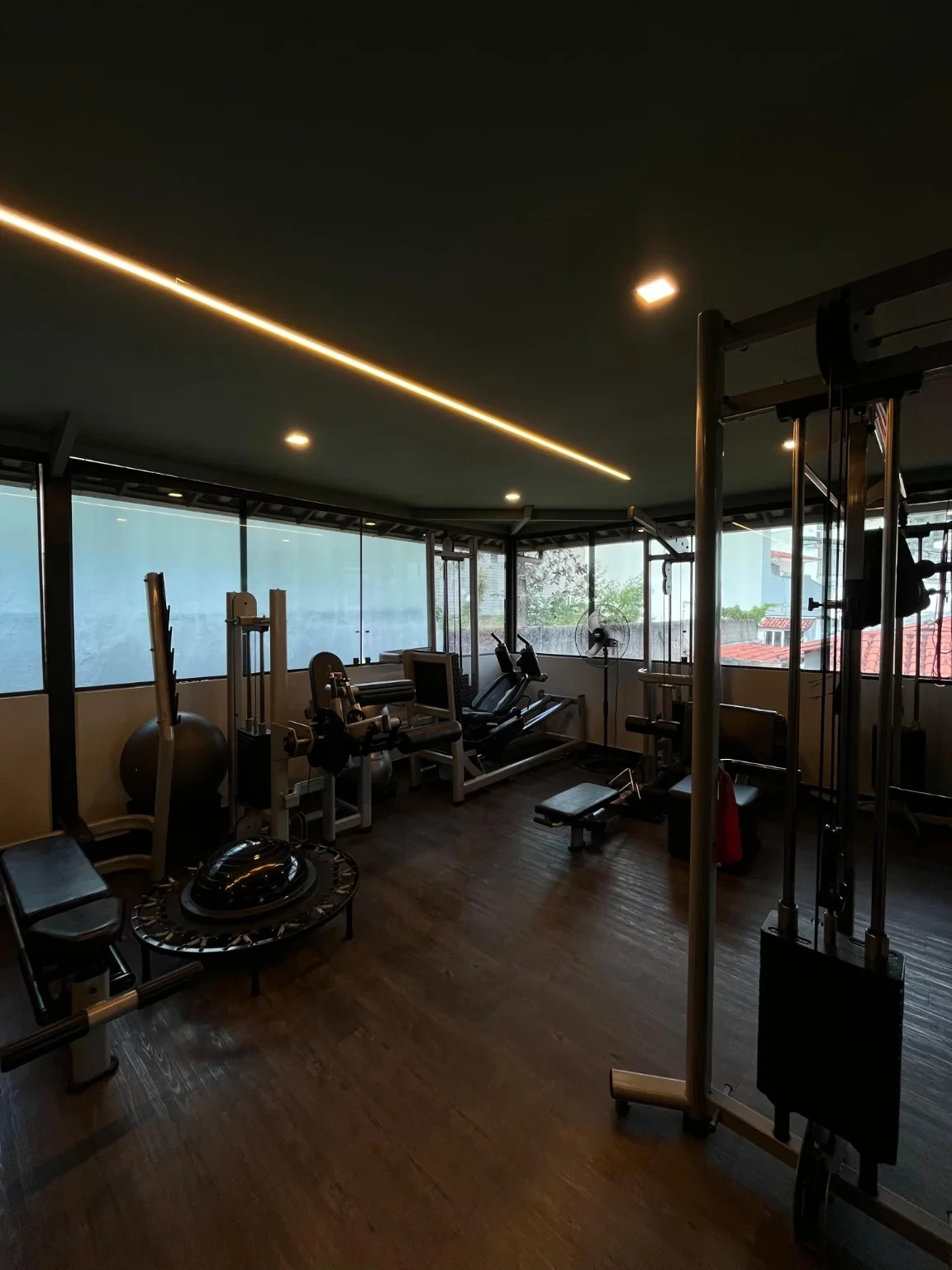 Sala de musculação da Personal Fire, com aparelhos e janelas, sem alunos.