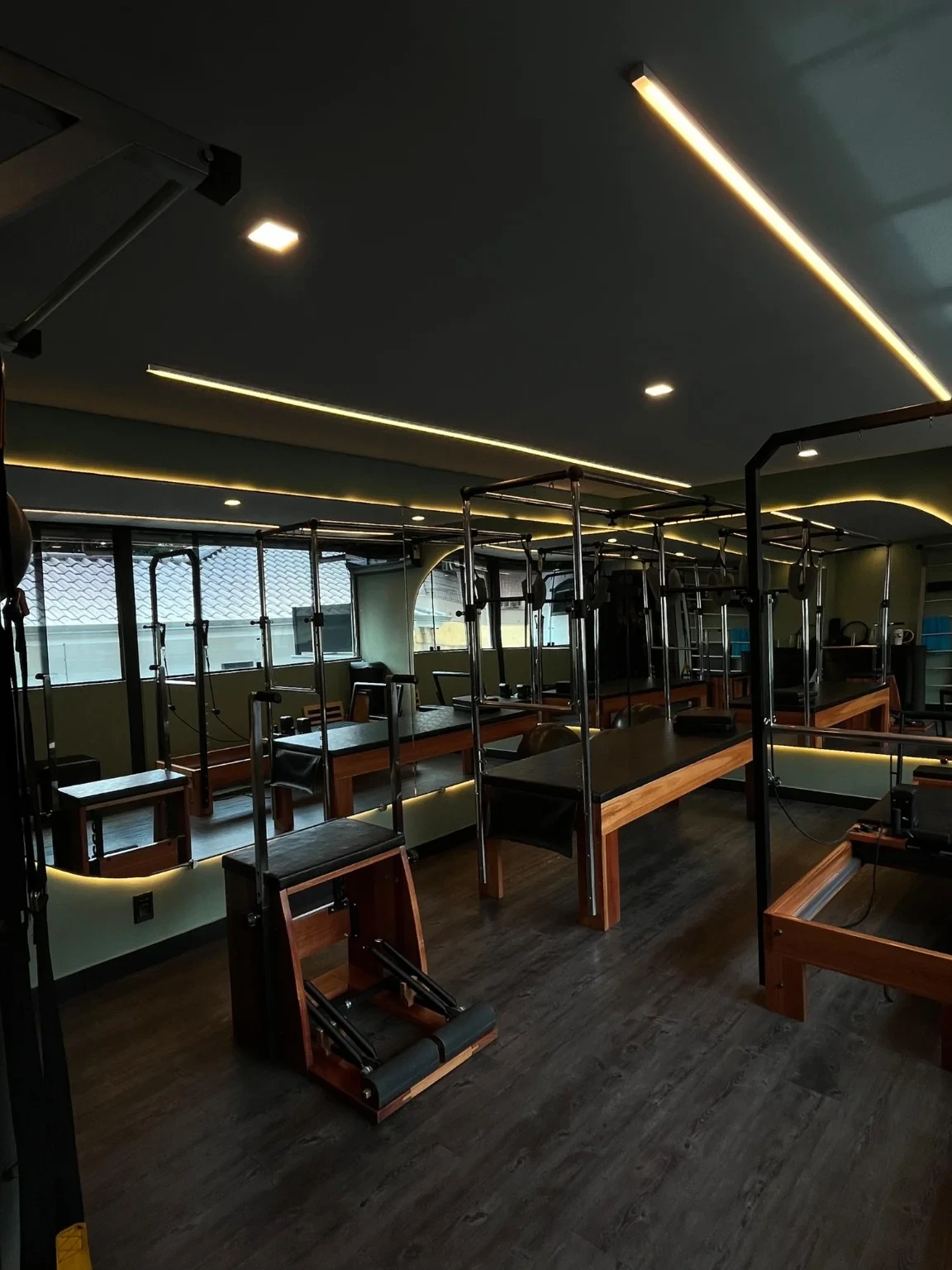 Vista da sala de Pilates da Personal Fire, com aparelhos e espelhos, sem alunos.